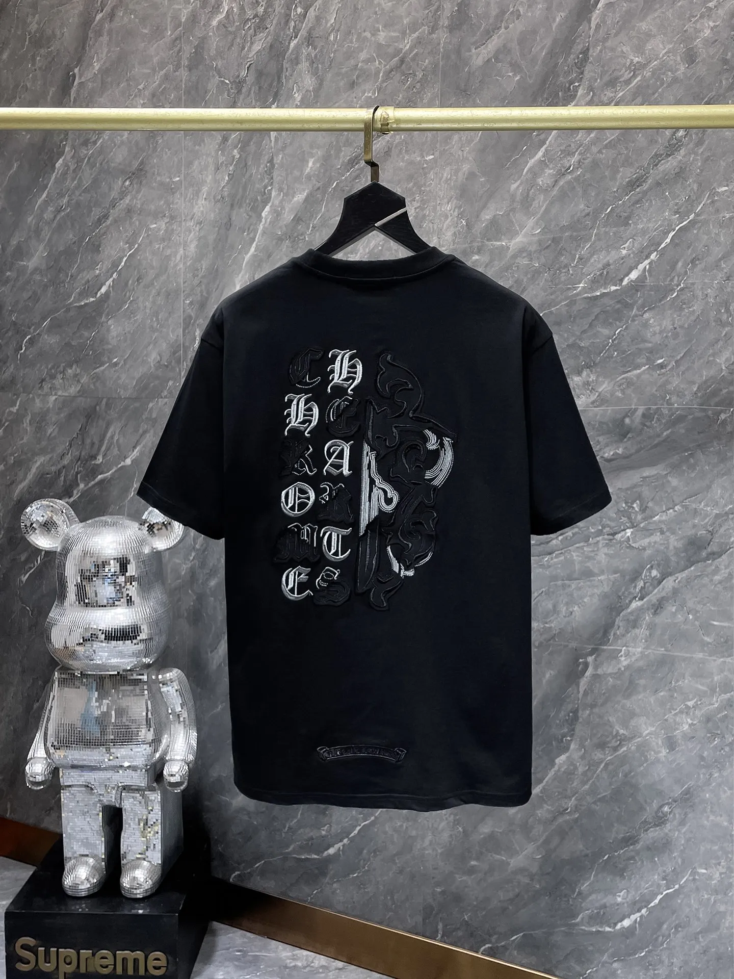 P170 New for summer Chrome Hearts 25ss worn version. High gram weight, environmentally friendly and high-quality top-grade fabric. 280g Chrome Sword Sanskrit embroidery patch splicing short sleeves. Heavy-duty pure hand-cut patch embroidery technology. Counter synchronization. Re-engraved version 1:1. Recommended color: black. White. Size: S, M, L, XL.
